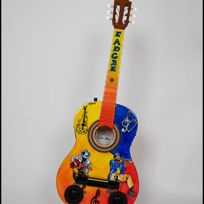 13 Guitare 1/2 décorée "Musiciens" équipée d'éclairage Led et d'enceintes Bluetooth