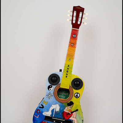 14 Guitare 1/2 décorée "Femme à la guitare"  équipée d'éclairage Led et d'enceintes Bluetooth