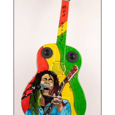 04 Guitare décorée "Bob Marley" avec éclairage Led et enceintes Bluetooth