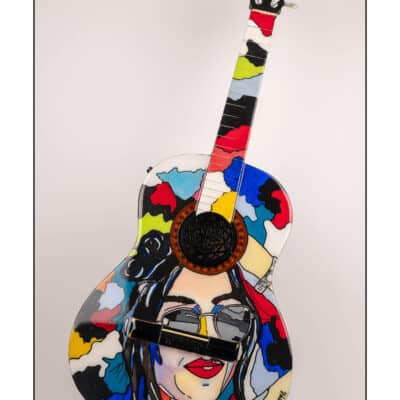 08 Guitare décorée "Fille au chignon" avec éclairage Led et enceintes Bluetooth