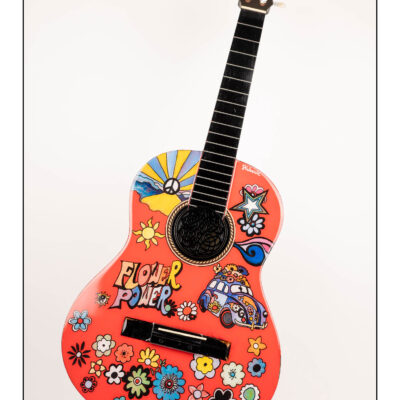 12 Guitare décorée "Soixante-huitard" avec éclairage Led et enceintes Bluetooth