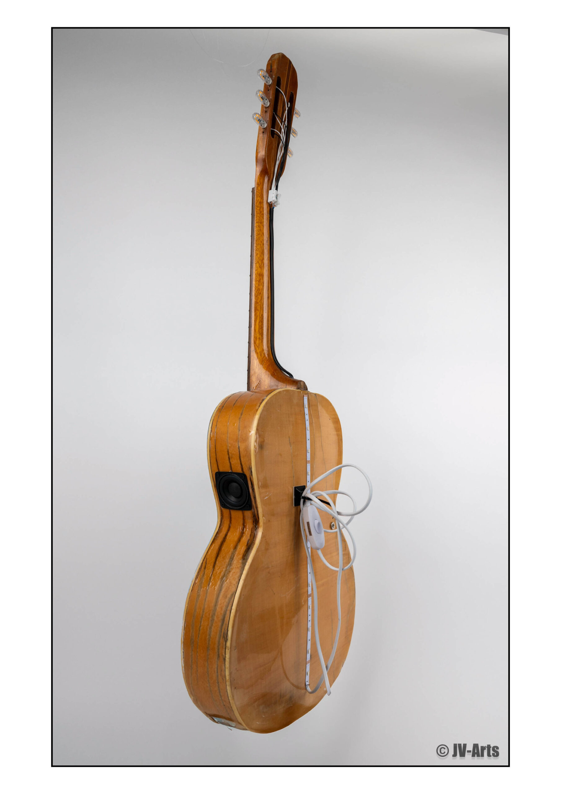 09 Guitare décorée "Tortue" avec éclairage Led et enceintes Bluetooth – Image 3