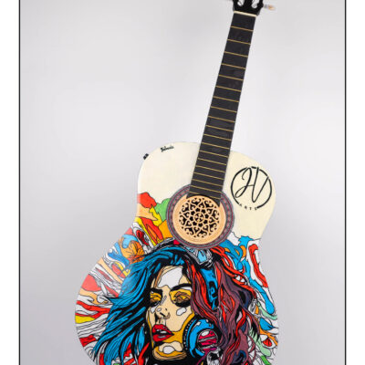 01 Guitare décorée "Visage couleurs" avec éclairage Led et enceintes Bluetooth