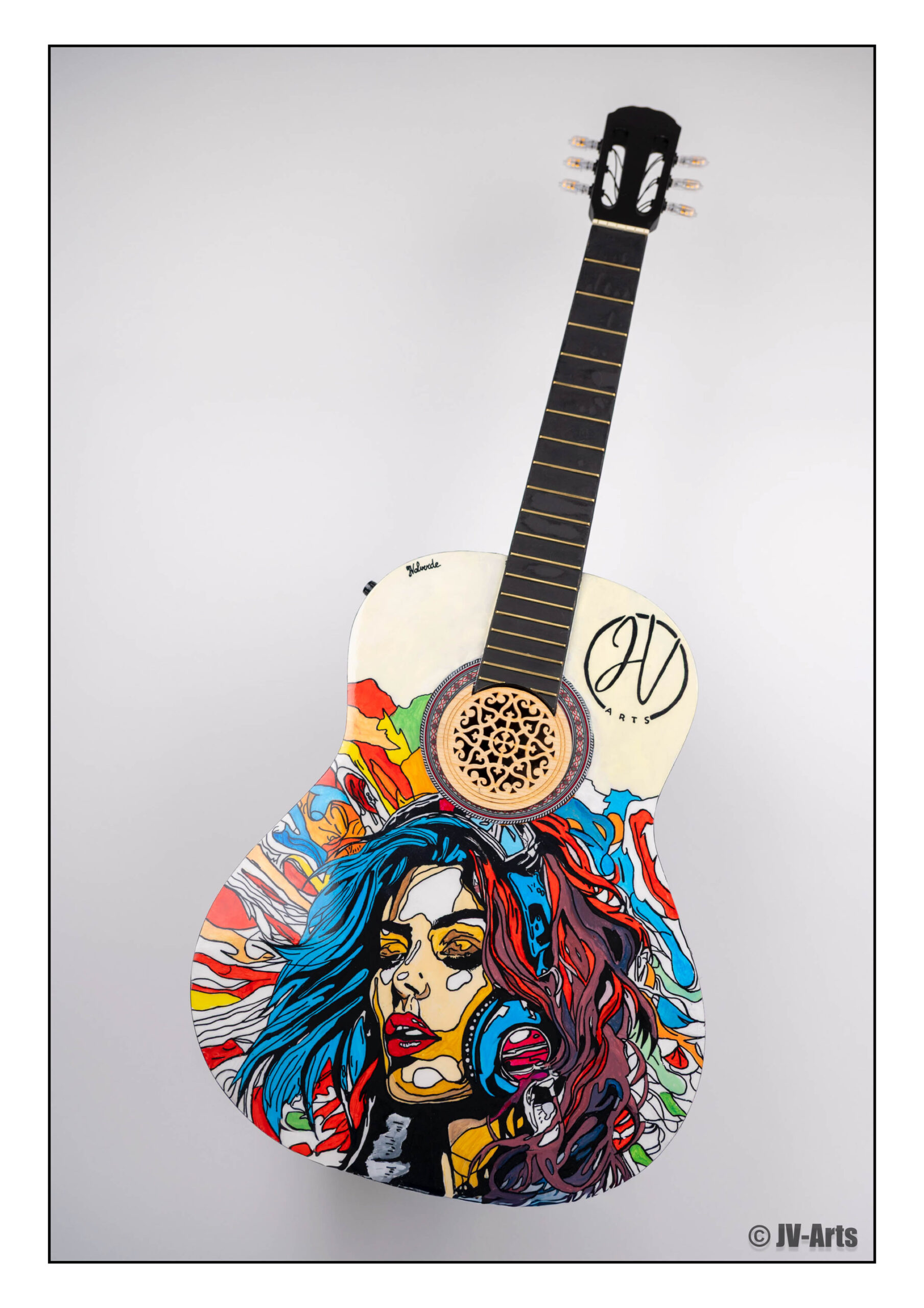 01 Guitare décorée "Visage couleurs" avec éclairage Led et enceintes Bluetooth