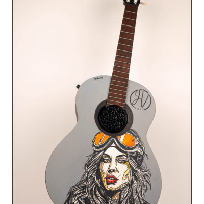 02 Guitare décorée "Visage motard" avec éclairage Led et enceintes Bluetooth